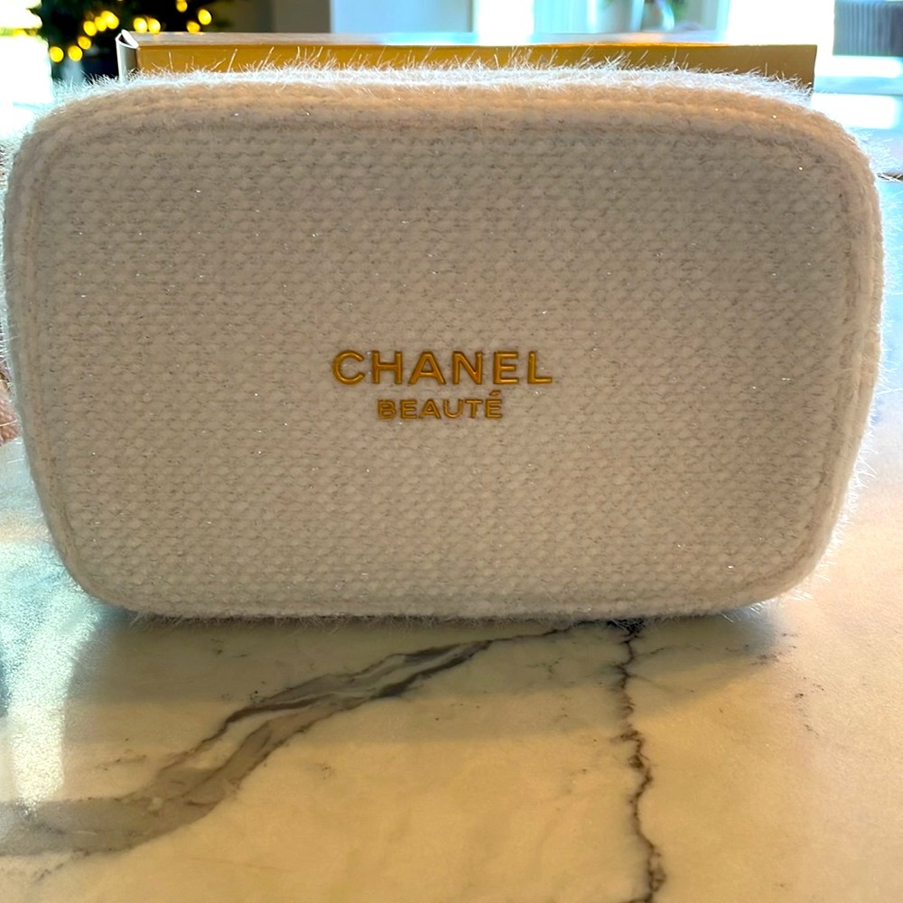 CHANEL Beauty Tweed Pouch with charm NEW